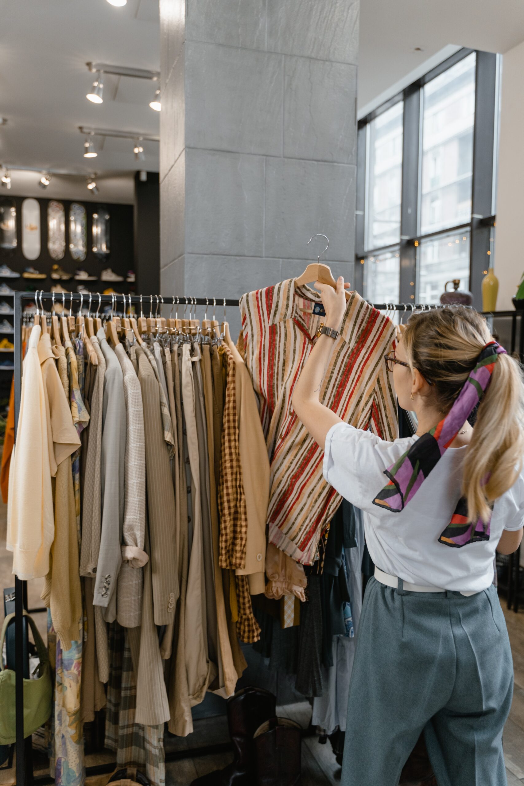 Contro la fast fashion: come comprare meno e meglio